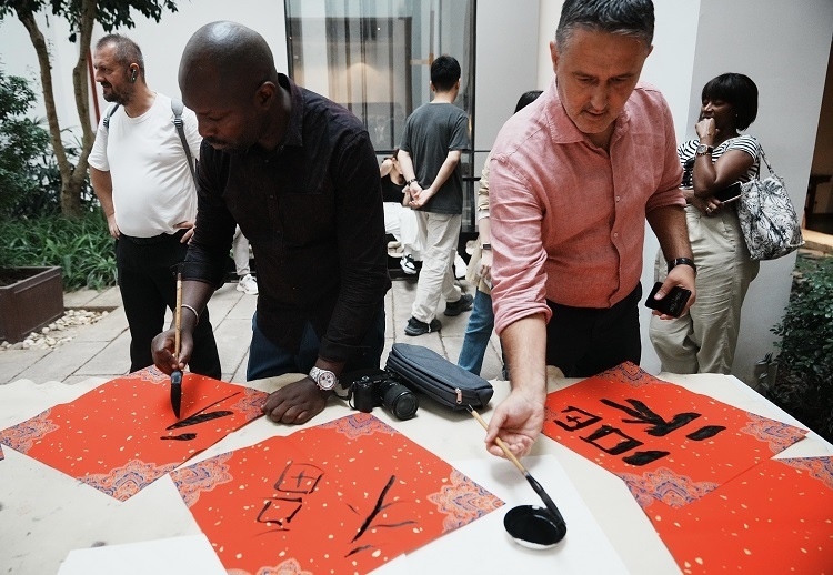 首屆國際傳播“絲路獎(jiǎng)”獲獎(jiǎng)代表等在廣州市荔灣區(qū)永慶坊參加文化交流活動(dòng)。楊爍壁、王燕攝影報(bào)道