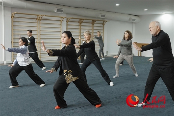 阿根廷武術(shù)俱樂部協(xié)會副會長陳敏正在教學(xué)。人民網(wǎng)記者 張若涵攝