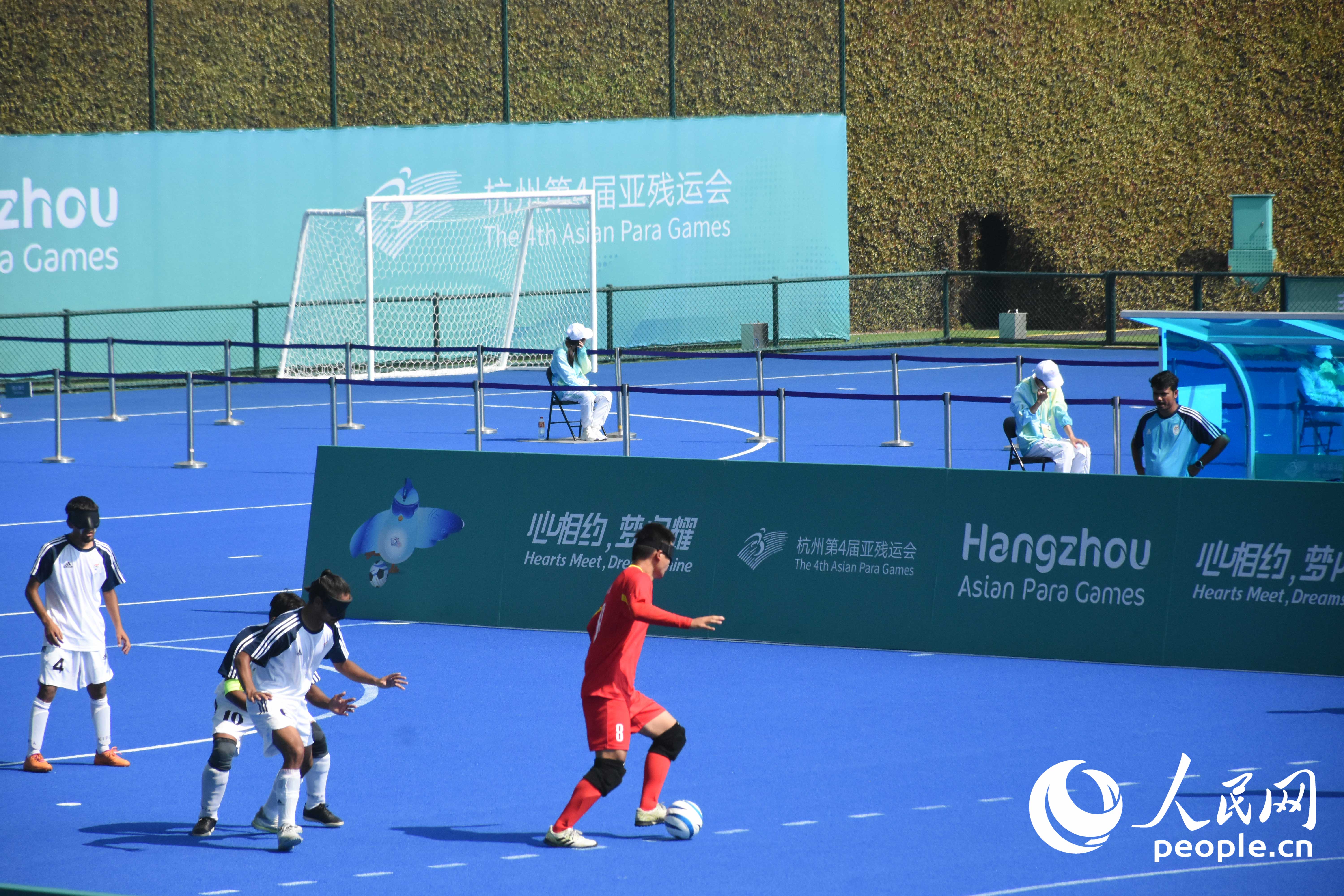 盲人足球比賽進(jìn)行中，賽場(chǎng)周?chē)刑刂茡醢?。人民網(wǎng) 周靜圓攝