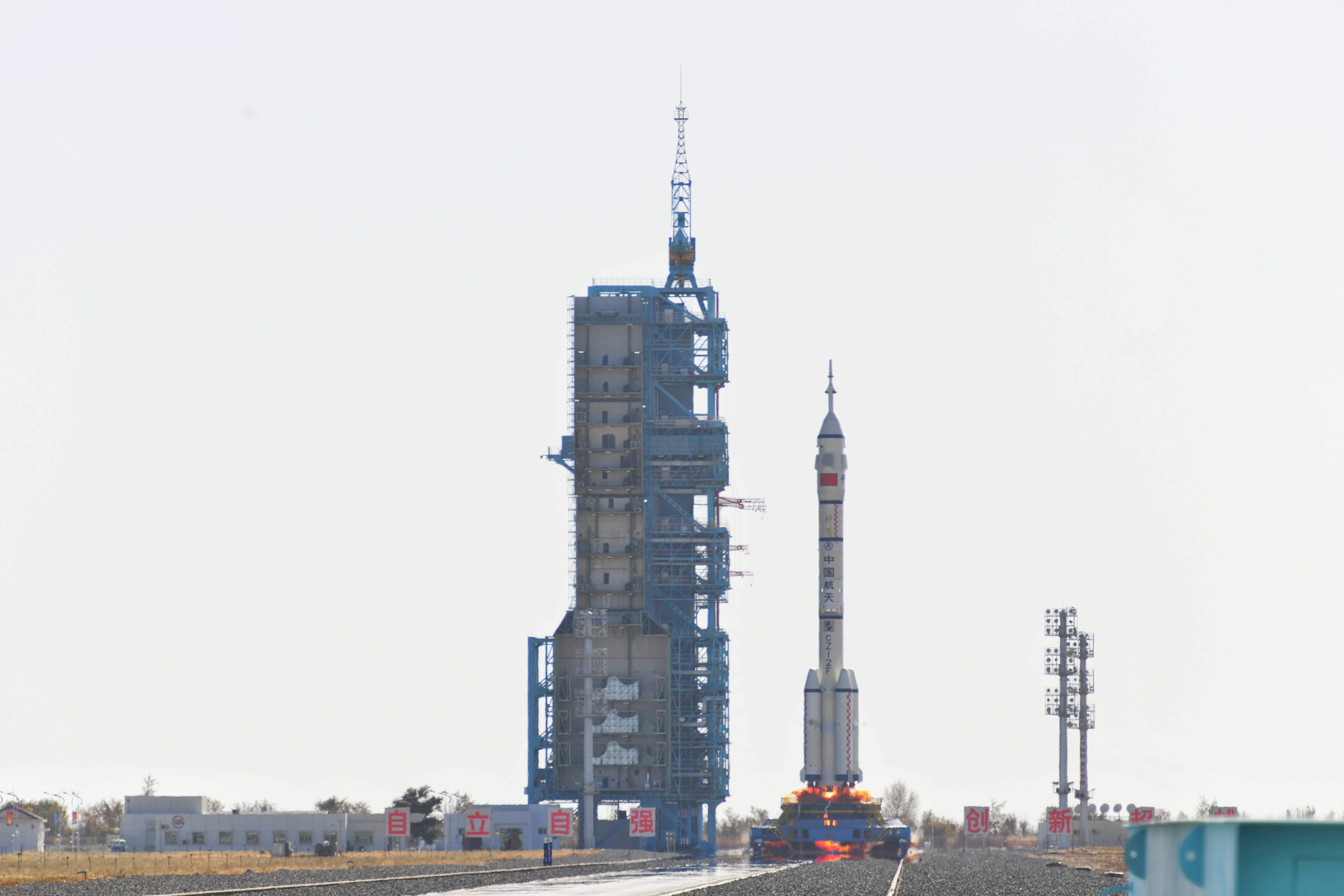 神舟十七號載人飛船發(fā)射升空震撼瞬間。人民網(wǎng) 張啟川攝