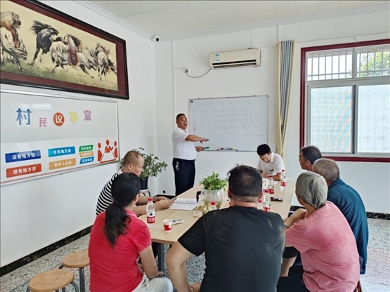 泉塘村17組議事會(huì)正在討論土地整理事項(xiàng)。湖南省司法廳供圖