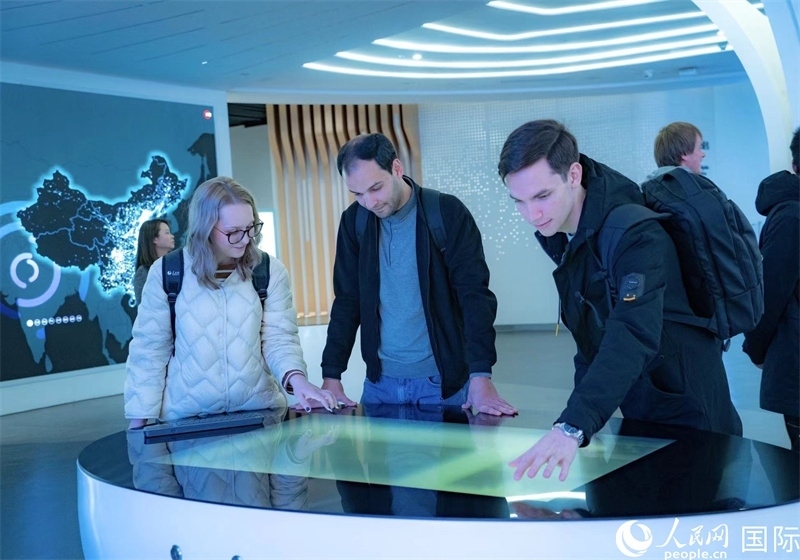 歐亞國家記者在國家大數(shù)據(jù)（貴州）綜合試驗區(qū)交流體驗中心參觀。人民網(wǎng) 陽茜攝