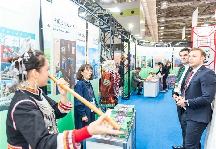 日本國(guó)際旅游博覽會(huì)中國(guó)展館的黎族非遺項(xiàng)目“鼻簫”表演。圖片由中國(guó)駐東京旅游辦事處提供