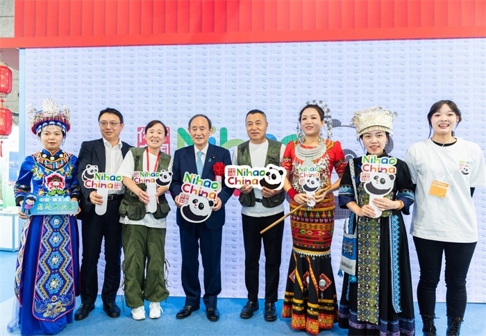 日本前首相菅義偉在中國(guó)展館參觀。圖片由中國(guó)駐東京旅游辦事處提供