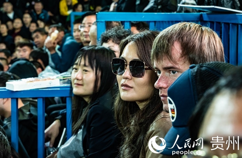 外媒記者走進(jìn)“村BA”決賽現(xiàn)場(chǎng)觀看比賽。人民網(wǎng) 陽茜 攝