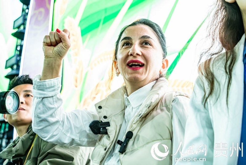 外媒記者在現(xiàn)場(chǎng)吶喊助威。人民網(wǎng) 陽茜攝