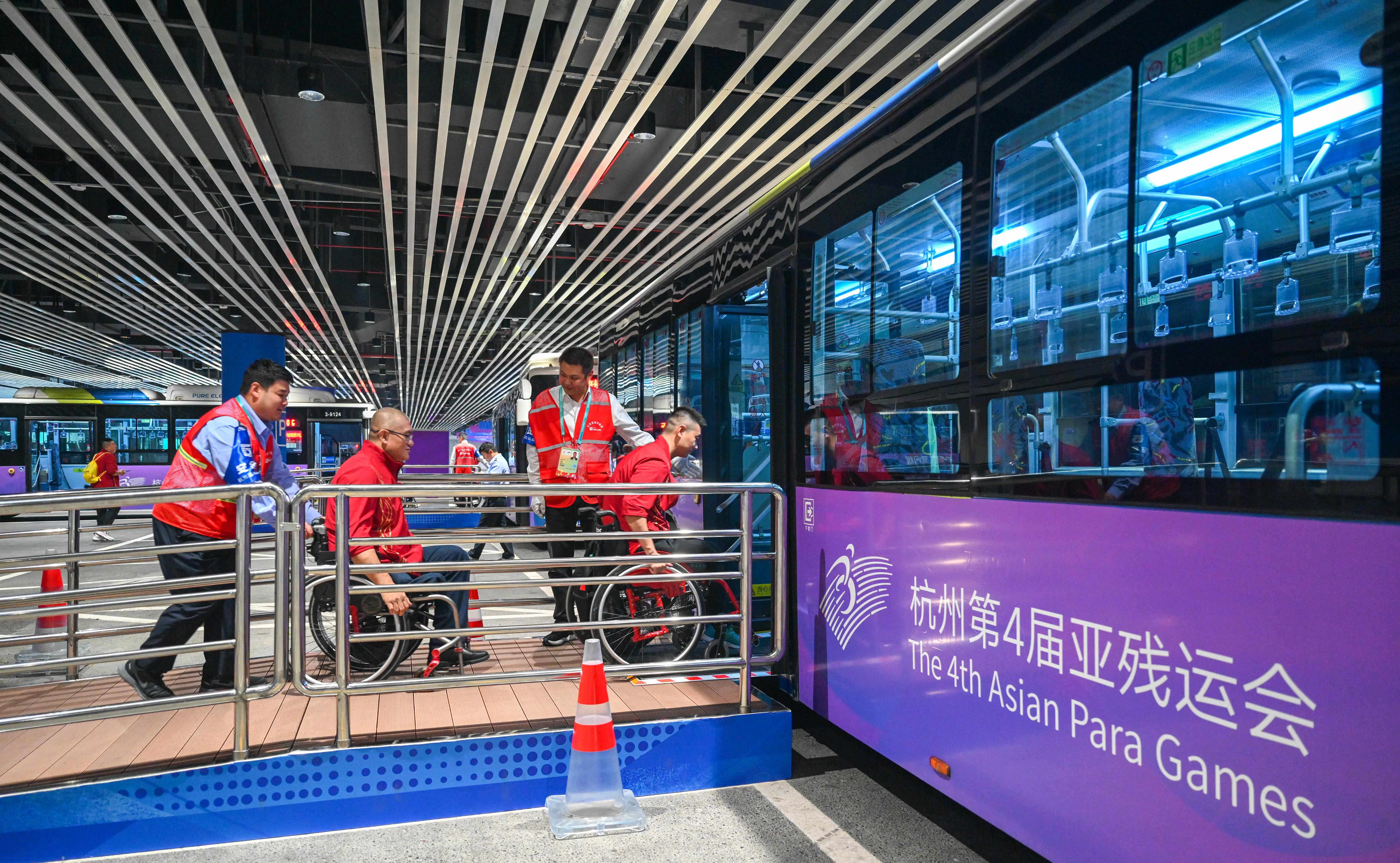 △2023年10月25日，結(jié)束輪椅籃球比賽后的中國隊(duì)和阿富汗隊(duì)球員通過無障礙坡道，順利上車返回運(yùn)動(dòng)員村。