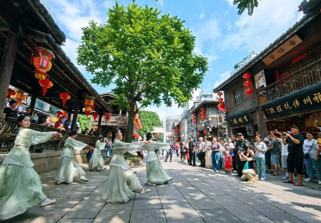 國(guó)慶節(jié)期間，福州市三坊七巷歷史文化街區(qū)上演《尋夢(mèng)閩都》快閃。新華社發(fā)