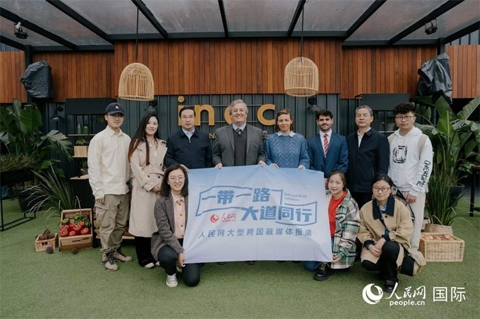 在烏拉圭第118屆普拉多牧農(nóng)業(yè)國(guó)際博覽會(huì)上，烏拉圭國(guó)家肉類(lèi)協(xié)會(huì)主席與人民網(wǎng)記者合影。人民網(wǎng)記者 張若涵攝