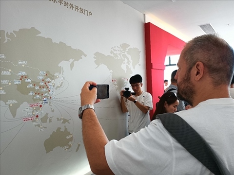 來(lái)自波黑的法魯克·博里奇用手機(jī)記錄廣州港可以通達(dá)到的世界城市與地區(qū)。石青川 攝