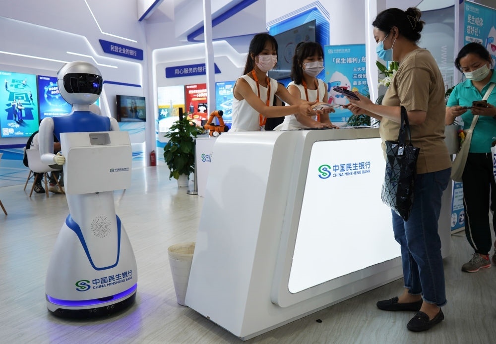 2022年9月4日，在服貿(mào)會(huì)首鋼園區(qū)金融服務(wù)專題展上，參觀者在中國(guó)民生銀行展臺(tái)咨詢金融業(yè)務(wù)。新華社記者 金皓原 攝