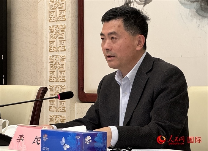 10月31日，歐美同學(xué)會秘書長李民在第五屆中法文化論壇媒體吹風(fēng)會上講話。（人民網(wǎng) 謝瑩攝）