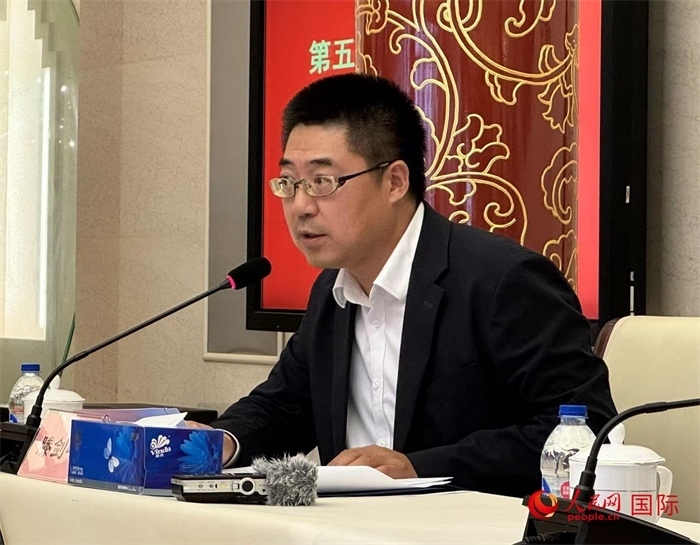 10月31日，歐美同學(xué)會副秘書長滕劍峰在第五屆中法文化論壇媒體吹風(fēng)會上講話。（人民網(wǎng) 謝瑩攝）