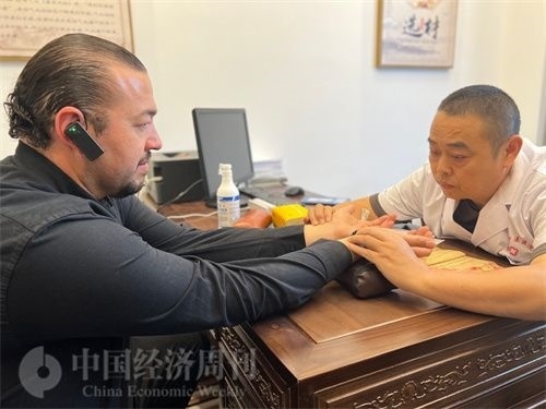  （外媒記者走進中醫(yī)堂，問診中醫(yī)名師。中國經(jīng)濟周刊記者 郭志強攝）