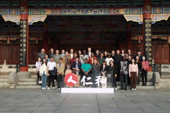 2023“一帶一路”媒體合作論壇聯合采訪團參觀仁和集團。（受訪者供圖）