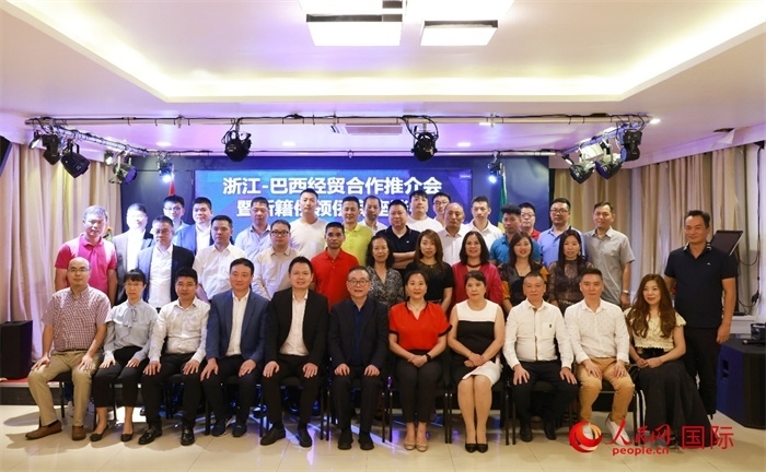 與會(huì)嘉賓合影。人民網(wǎng)記者 陳海琪攝