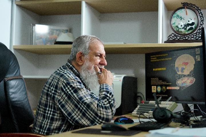 10月31日，古巴科學(xué)家裴德樂在電子科技大學(xué)做科研。