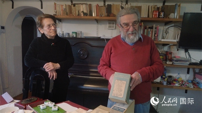 艾麗西亞·奧夫雷貢（左）和馬里奧·帕佐斯向記者展示家中收藏的西班牙語版《紅樓夢》。人民網(wǎng)記者 張若涵攝