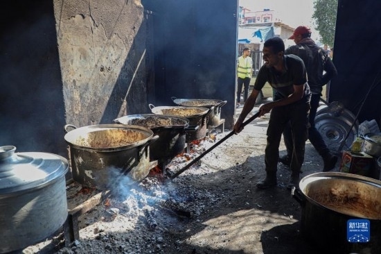 11月3日，在加沙地帶南部城市拉法，人們在煤氣中斷后用柴火做飯。新華社發(fā)（里澤克·阿卜杜勒賈瓦德攝）