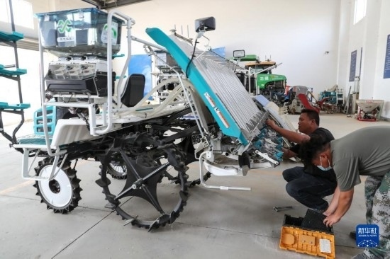 11月4日，技術(shù)員在南通市通州區(qū)十總鎮(zhèn)育民村農(nóng)場保養(yǎng)無人插秧機(jī)設(shè)備。