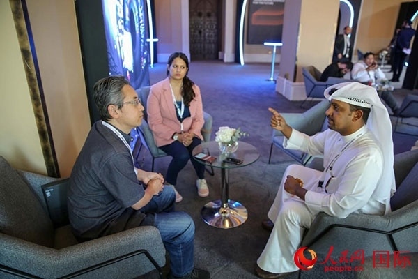 人民網(wǎng)記者采訪迪拜創(chuàng)新企業(yè)家索萊曼·里法伊（右一），索萊曼表示期待加強與中方合作。人民網(wǎng) 塔里克·易卜拉欣 攝