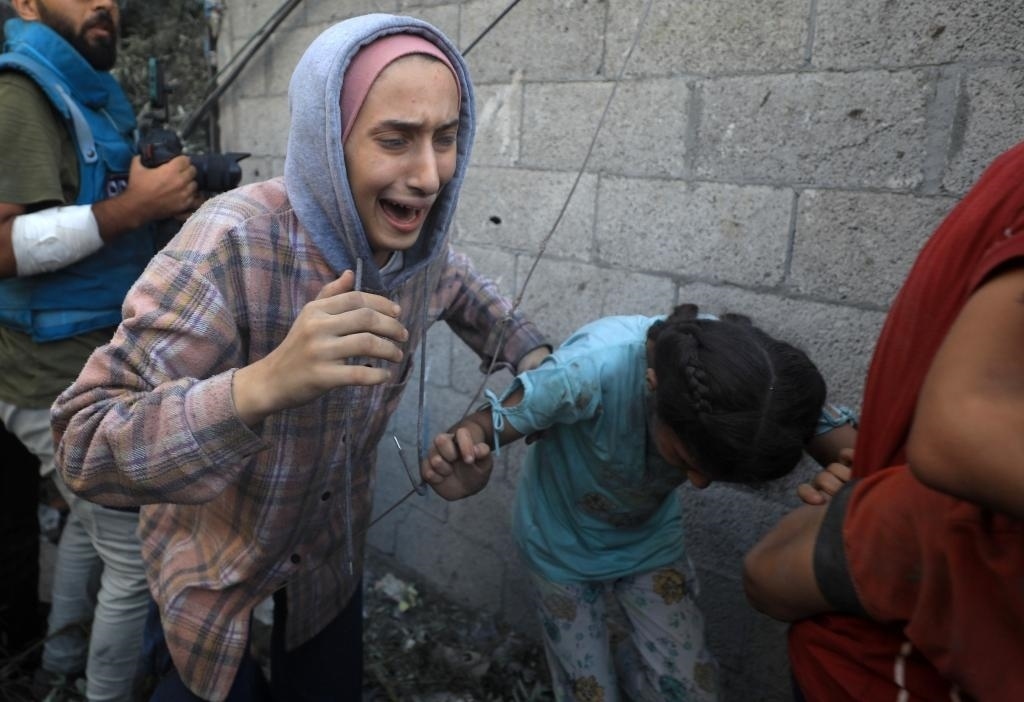 11月6日，人們從加沙地帶中部地區(qū)一處被炸難民營(yíng)逃離。新華社發(fā)（亞西爾·庫(kù)迪攝）