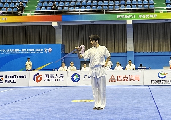 11月6日，第一屆全國學(xué)生（青年）運(yùn)動會武術(shù)套路（大學(xué)組）男子自選劍術(shù)比賽中。人民網(wǎng)記者 歐興榮攝