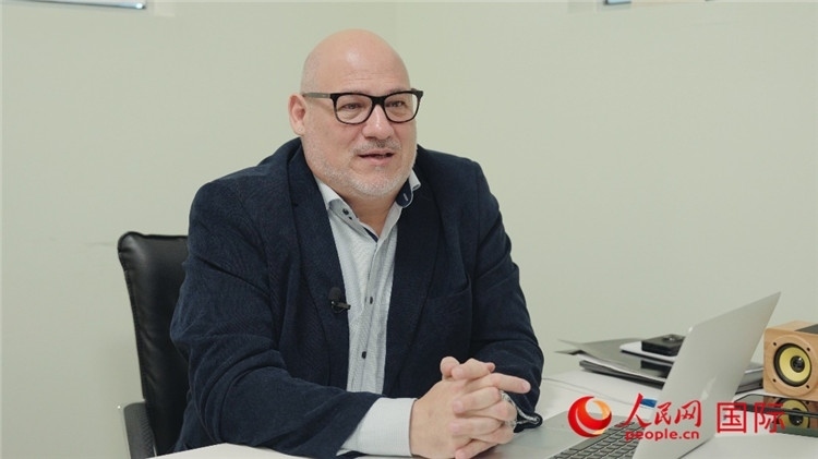 烏拉圭《共和國報》總編輯胡安·布蘭卡接受人民網(wǎng)專訪。人民網(wǎng)記者 張若涵攝