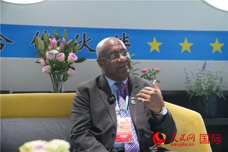 斐濟副總理兼貿(mào)易部長卡米卡米加談參加進博會感受。人民網(wǎng)記者 吳超嵐攝