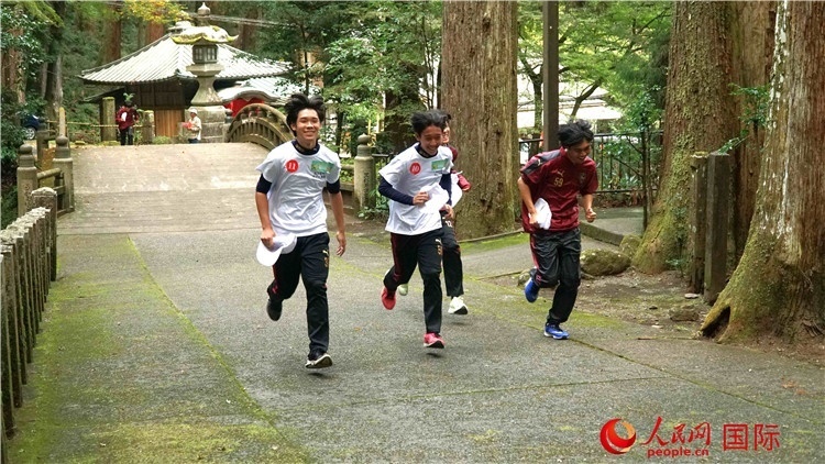 中日青少年在百年古剎里奔跑，揮灑青春的汗水。人民網(wǎng) 蔣曉辰攝