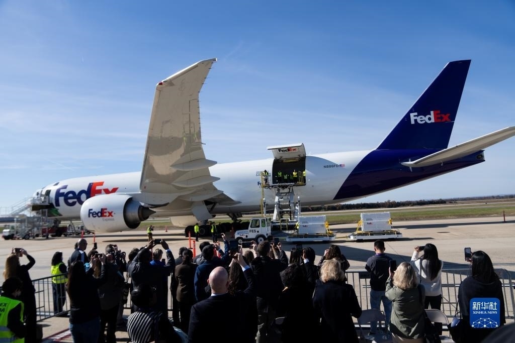 11月8日，在美國弗吉尼亞州的華盛頓杜勒斯國際機(jī)場，裝有大熊貓的特制“旅行包廂”準(zhǔn)備運(yùn)上專機(jī)。新華社記者劉杰攝