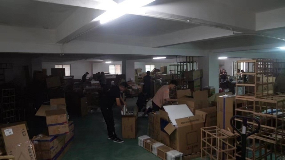 查處倉庫現(xiàn)場。重慶市梁平區(qū)公安局供圖。