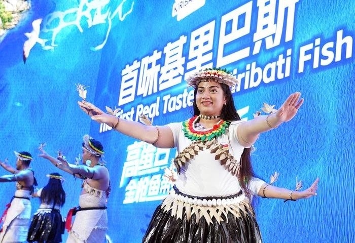11月8日，來自基里巴斯的參展人員在基里巴斯水產(chǎn)品推介活動上表演。