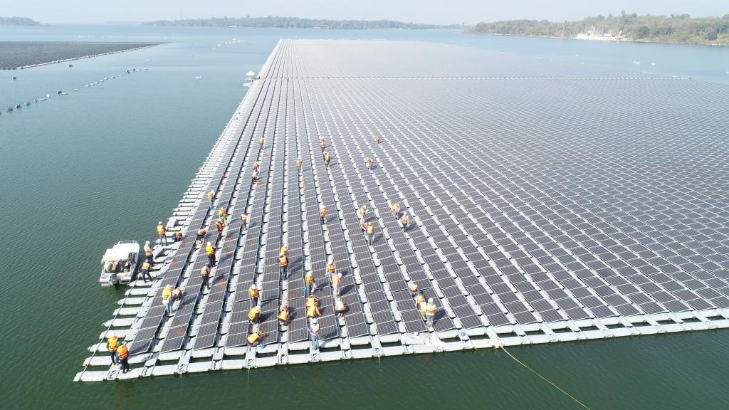 2021年1月23日，施工人員檢查泰國烏汶府詩琳通大壩綜合浮體光伏項目的太陽能板安裝情況。新華社發(fā)（泰國國家電力局項目組供圖）