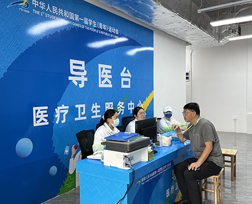 村內(nèi)住客在醫(yī)療衛(wèi)生服務(wù)中心導(dǎo)醫(yī)臺(tái)問(wèn)診。人民網(wǎng)記者 歐興榮攝