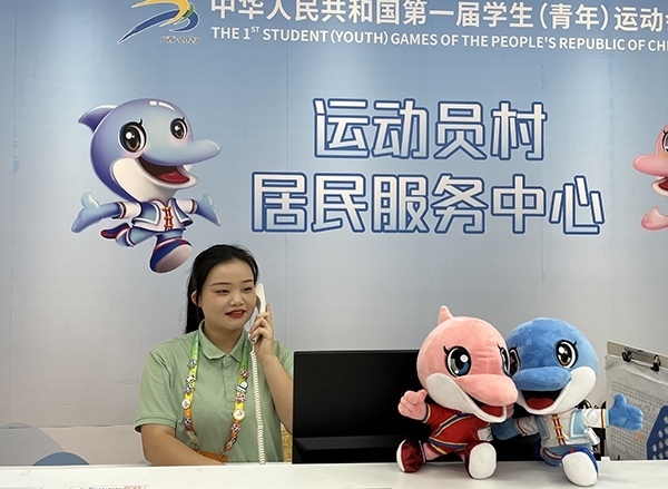 朱珊妮在接聽住宿服務(wù)中心的熱線電話。人民網(wǎng)記者 歐興榮攝