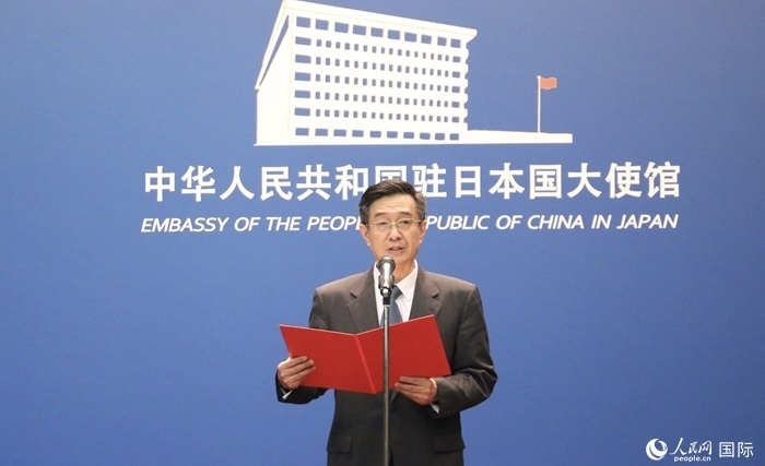 中國駐日本大使館教育處公使銜參贊杜柯偉宣讀獲獎(jiǎng)人員名單。人民網(wǎng) 許可攝