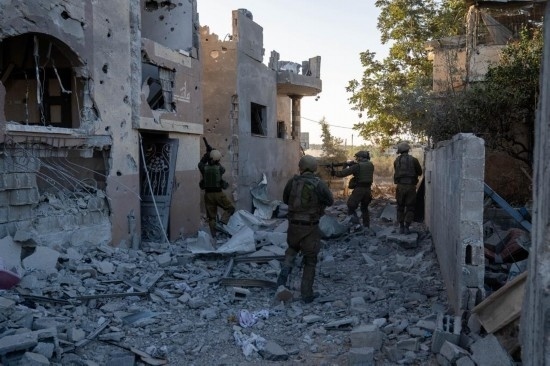 這張以色列國(guó)防軍11月12日發(fā)布的照片顯示，以軍地面部隊(duì)在加沙地帶北部開展軍事行動(dòng)。新華社發(fā)