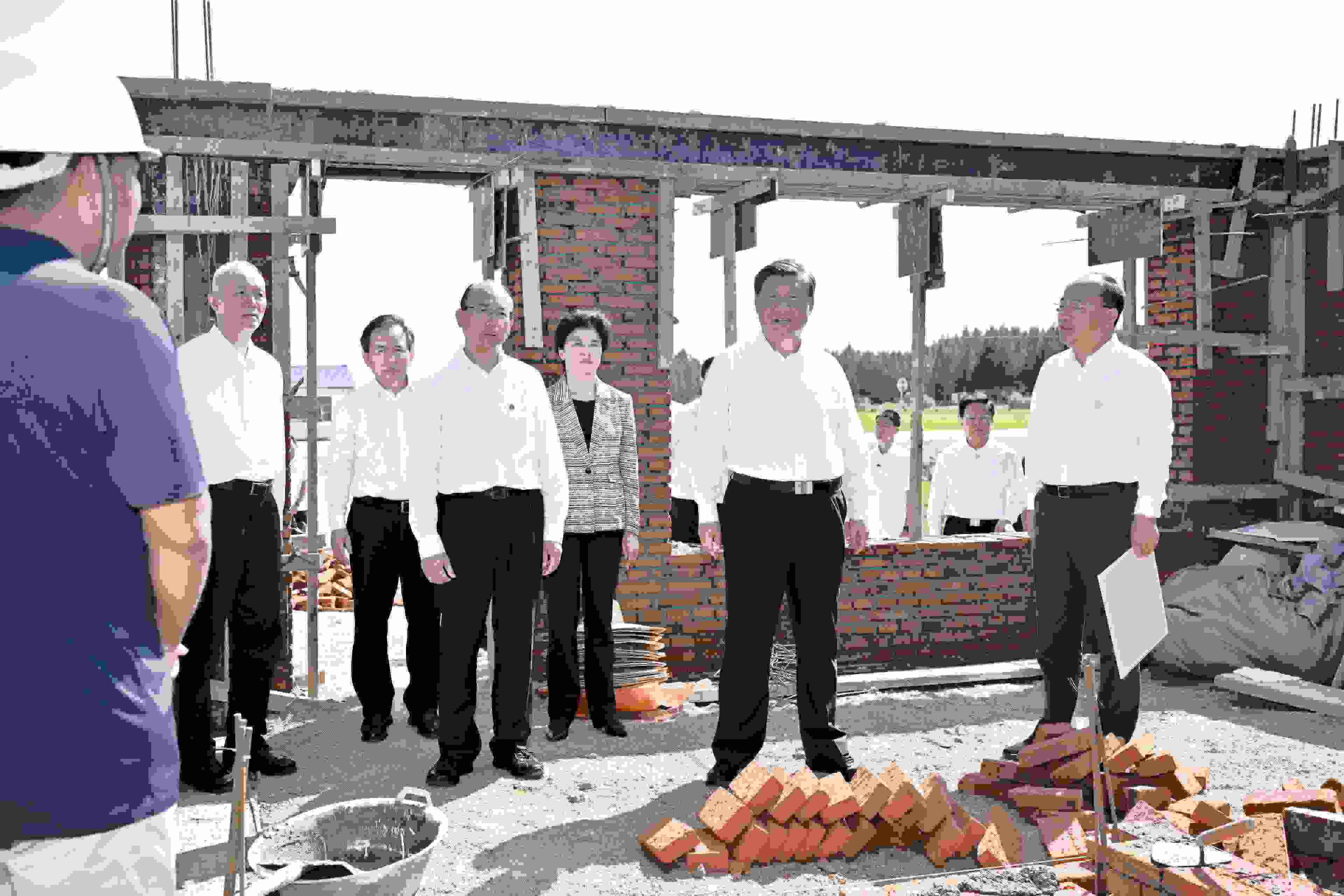 2023年9月7日，習(xí)近平總書(shū)記在遭受洪澇災(zāi)害的黑龍江省哈爾濱尚志市老街基鄉(xiāng)龍王廟村，察看水毀房屋重建情況。