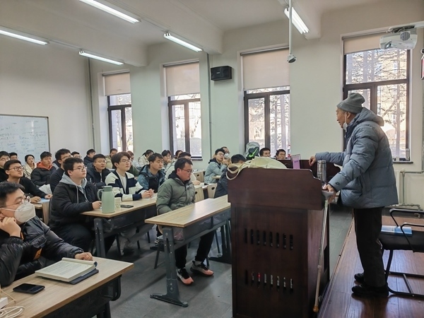 鐘萬勰院士為研究生上課。大連理工大學(xué)供圖