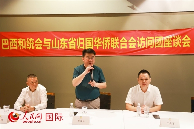 中國僑聯(lián)副主席、山東省僑聯(lián)主席李興鈺（中）在座談會上致辭。人民網(wǎng)記者 陳海琪攝