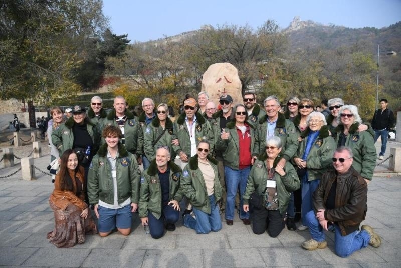 2023年10月29日，美國飛虎隊老兵莫耶一行人在北京八達嶺長城合影留念。