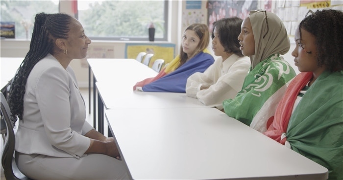 瓊·戴嵐與學生交流。帕特里克·謝德-西蒙茲攝