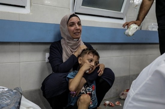 11月3日，人們在加沙城希法醫(yī)院接受治療。新華社發(fā)