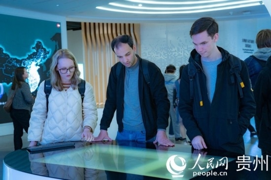 在國(guó)家大數(shù)據(jù)（貴州）綜合試驗(yàn)區(qū)交流體驗(yàn)中心，歐亞國(guó)家記者體驗(yàn)貴州大數(shù)據(jù)應(yīng)用場(chǎng)景。人民網(wǎng) 陽(yáng)茜攝