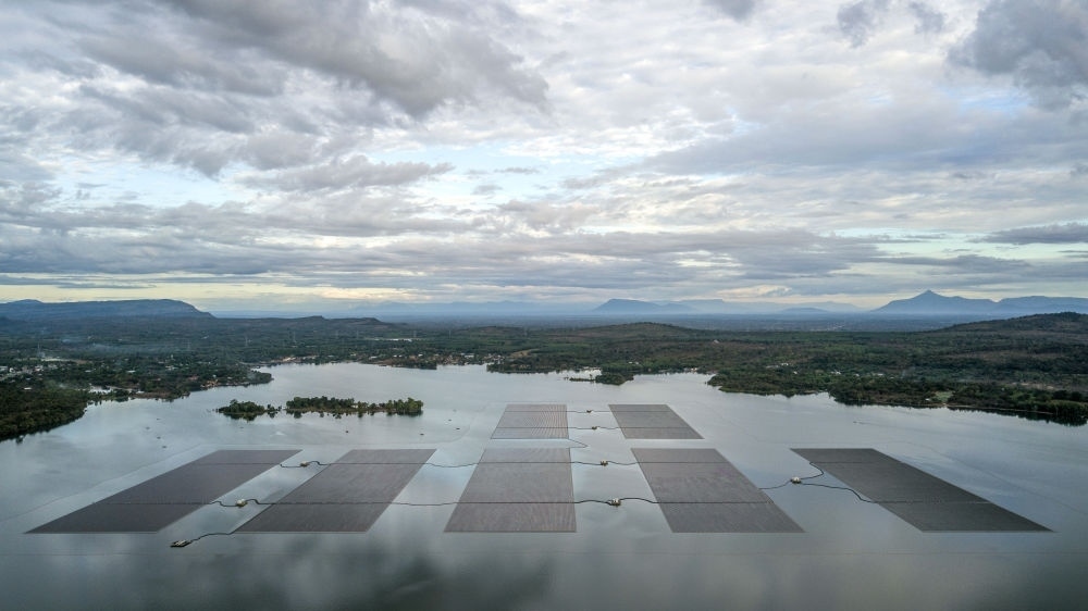 這是2022年12月8日在泰國烏汶府詩琳通水庫拍攝的浮體光伏項目（無人機照片）。中泰兩國聯(lián)合修建的浮體光伏項目2021年10月投入商業(yè)運營。中國制造的電池板不斷將日光轉化為清潔電能，輸送至當?shù)厍Ъ胰f戶。