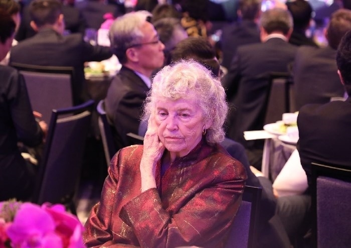 當(dāng)?shù)貢r間11月15日晚，國家主席習(xí)近平在美國舊金山出席美國友好團(tuán)體聯(lián)合舉行的歡迎宴會。在熱烈的掌聲中，習(xí)近平發(fā)表重要演講。圖為參加晚宴人士認(rèn)真聆聽演講。人民日報記者 李志偉 攝