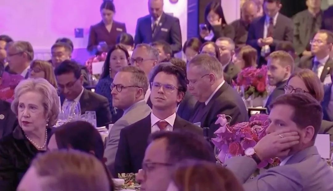 △當(dāng)?shù)貢r間11月15日晚，習(xí)近平主席在美國友好團(tuán)體聯(lián)合歡迎宴會上發(fā)表演講。圖為參加宴會的人士認(rèn)真聆聽演講。