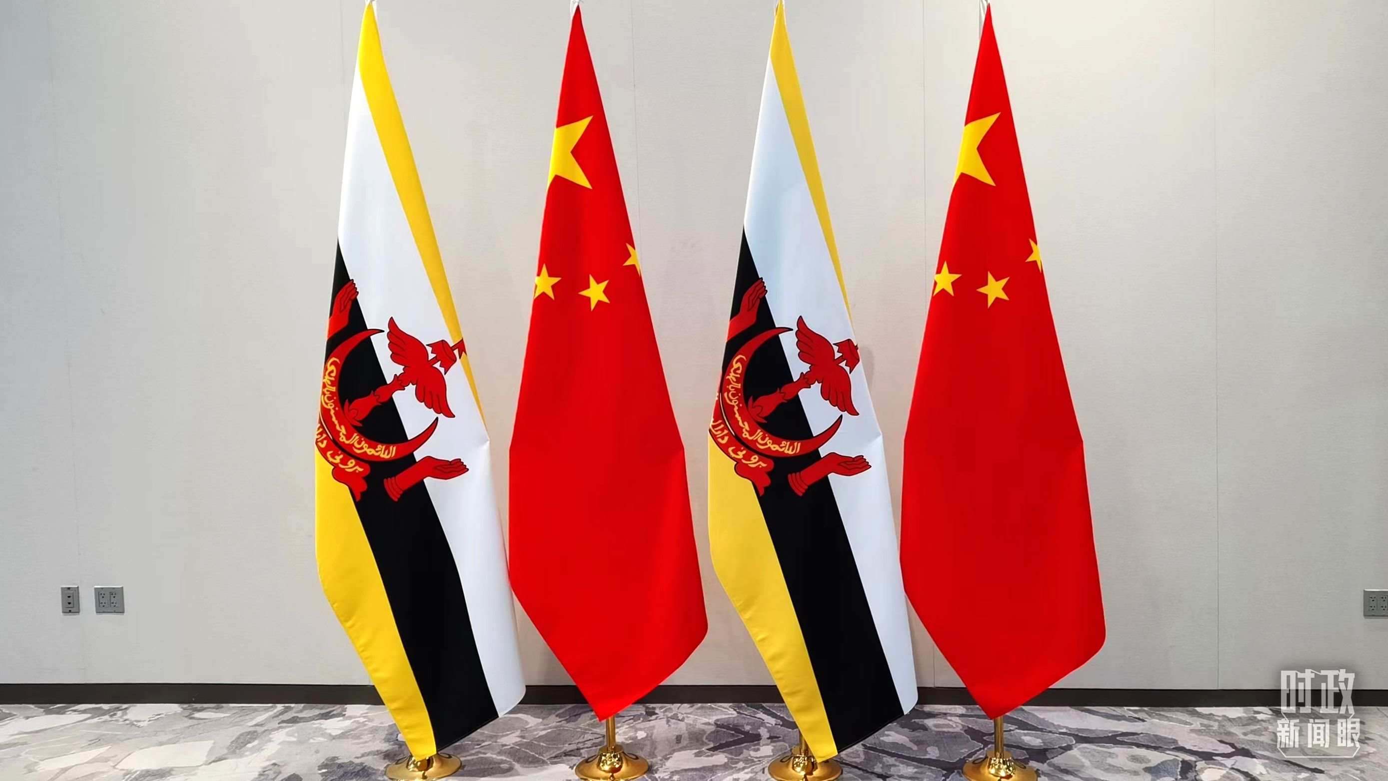 △會談現(xiàn)場的中文兩國國旗。（總臺央視記者郭鴻拍攝）