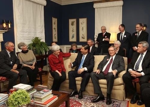 △2012年2月15日，習(xí)近平在前艾奧瓦州友好省州委員會委員蘭蒂夫人（左三）的家中回憶1985年訪問該地時的情景。